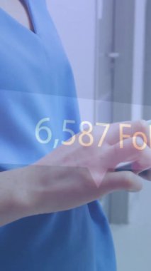 Tablet kullanan beyaz kadın doktorun takipçi sayısının artması. Dijital olarak oluşturulmuş küresel sosyal medya, iletişim ve dijital arayüz kavramı.