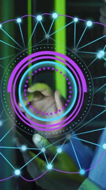 Sunucu odasındaki Asyalı erkek teknisyen üzerinde dairesel ai tarayıcı ve beyin ağının animasyonu. Veri, dijital arayüz, bağlantı, işleme ve yapay zeka, dijital olarak oluşturulmuş video.