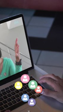 Dizüstü bilgisayarında video görüşmesi olan bir adamın dikiz aynasına karşı yüzen profil simgelerinin animasyonu. Küresel ağ ve iş teknolojisi kavramı