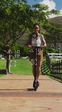 E-scooter 'daki kadının finansal veri işleme animasyonu. Küresel spor, bağlantılar, iş, hesaplama ve veri işleme kavramı dijital olarak oluşturulmuş video.