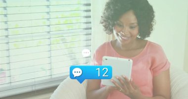 Odada tablet kullanan bir kadın dijital sayıyı 95 'e çıkartıyor. Sohbet baloncukları 8' de patlıyor. Teknoloji, iletişim, yaşam tarzı, modern, rahatlama, dijital, ev