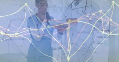 Hastahaneye giren doktorlar tablet tıkırtısı ekranı taşıyarak teşhis için veri örtüsünü ortaya çıkarıyorlar. İşbirliği, sağlık, yenilik, dijital, profesyonel, iletişim, teknoloji