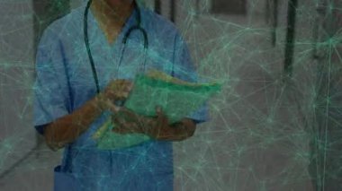 Hasta dosyalarını çeviren ve hasta bakımı notlarını incelerken hastane koridorunda yürüyen hemşire. Tıbbi, sağlık, profesyonellik, klinik, sağlık, tanı, modern