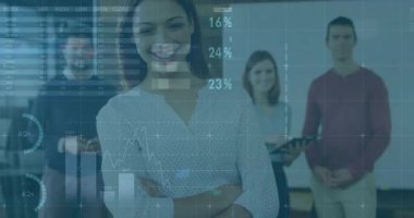 Bar tablosu ortaya çıkarken iş ekibi odada duruyor, yüzdeler azalıyor, ölçümler gözümüzde canlanıyor. Analizler, takım çalışması, veri görselleştirme, kurumsal, profesyonel, modern, işbirliği