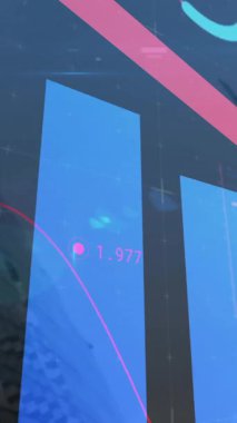 Şehir manzarası üzerinde istatistik işlenen kırmızı okun animasyonu. küresel iş, finans, veri işleme ve dijital arayüz kavramı dijital olarak oluşturulmuş video.