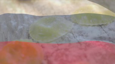 Kamera açılıyor. Makarna köftelerini şeffaf bayrağın altına koyup yakın çekim görüntüsü için sallıyor. Sanatsal, kırsal, sıcak, dokulu, aşçı, gurme, işçilik