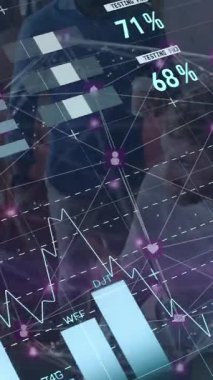 Ofisteki çeşitli iş adamları üzerinde veri işleme animasyonu. Küresel iş ve dijital arayüz kavramı dijital olarak oluşturulmuş video.