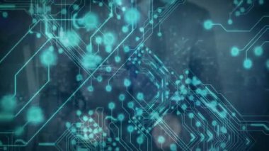 Parlayan deniz mavisi devresi, kıvılcımcı adamın el hareketleriyle holografik arayüz ağı kurmasını sağlıyor. Teknoloji, yenilik, bağlantı, dijital, gelecek, akıllı, yapay zeka