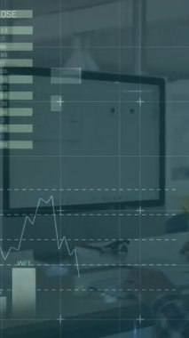 Masaüstü bilgisayarı kullanarak gülümseyen beyaz iş adamının stratejik iş verilerinin animasyonu. Dijital kompozit, iş, analiz, çoklu pozlama, teknoloji, gelecek, meslek.