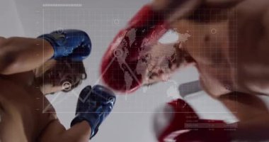 Kameraya yaslanan gömleksiz boksörler eğitim için HUD izleme istatistikleriyle arka arkaya yumruklar atmaya başlıyorlar. Sporcular, dövüş, güç, fitness, teknoloji, dijital, rekabetçi