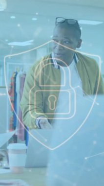 Birbirine bağlı noktalar ve asma kilit animasyonları, çeşitli tasarımcılar ofiste fikirleri paylaşıyorlar. Dijital bileşik, çoklu pozlama, koruma, iletişim, takım çalışması, planlama, teknoloji konsepti.