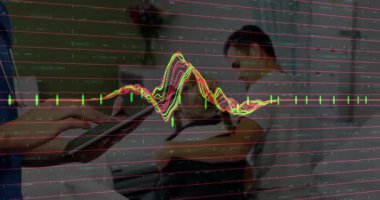 Hasta bakımı için dalga biçimi vardiyalarını incelerken, sağlık hizmeti sağlayıcısı tableti tıkırdatıyor ve aşırıyor. Tıbbi, teknoloji, tanı, sağlık, analiz, izleme, profesyonel