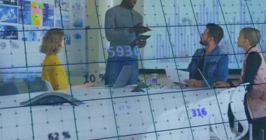 Proje lideri etkinleştirici tablet takım çizelgeleri incelerken ızgara kaplamalı iş verilerini gösteriyor. İşbirliği, takım çalışması, iş, dijital, modern, analitik, sunum