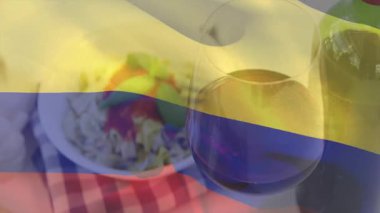 Kolombiya bayrağı dalgalanan makarna kasesi ve şarap kadehini gözler önüne seriyor. Patio, kırsal, canlı, aşçı, kutlama, eğlence, yaşam tarzı
