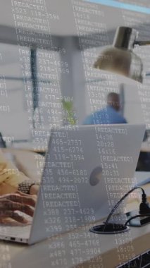 Ofisteki çeşitli iş adamları üzerinde finansal veri işleme animasyonu. Küresel finans, iş, bağlantılar, hesaplama ve veri işleme kavramı dijital olarak oluşturulmuş video.