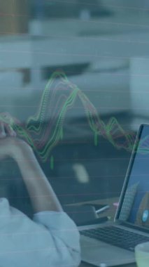 Bilgisayarda video görüşmesi yapan bir kadın için grafik ve kullanıcı fotoğrafları animasyonu. İş, iletişim, sosyal medya ve teknoloji konsepti dijital olarak oluşturulmuş video.