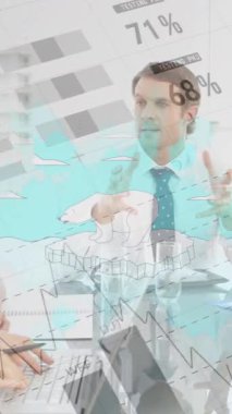 Çeşitli iş adamları üzerinde istatistik ve veri işleme animasyonu. küresel iş, bağlantılar ve veri işleme kavramı dijital olarak oluşturulmuş video.