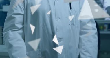 Kıdemli doktor yüzen üçgenleri fark ediyor ve tıbbi araştırma brifingi için kolları ayarlıyor. Tıbbi, profesyonel, fütüristik, yenilikçi, bilimsel, kendinden emin, teknoloji