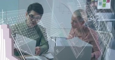 Veri analisti, veri incelemesinde holografik çizelgeler ortaya çıkarken dizüstü bilgisayara girip raporları inceliyor. İşbirliği, veri görselleştirme, gelecek, profesyonel, analiz, yenilik, takım çalışması