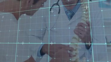 Omurilik modelini seçen ve bel bölgesini omurga desteği gösteren bir hasta olarak gösteren bir doktor. Tıbbi danışma, sağlık hizmeti, anatomi, eğitim, profesyonellik, teşhis, disiplinler arası