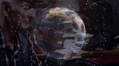 Kıdemli adam Stylus 'la tableti tıklatıyor ve holografik dünya teknolojisi ağlarını keşfediyor. Dijital, yenilik, fütüristik, teknoloji, veri görselleştirme, hareketlilik