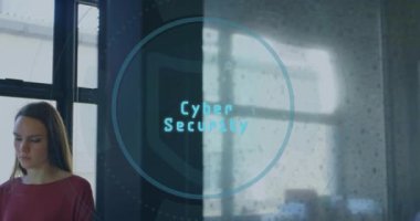 Dizüstü bilgisayarda yazan ve siber güvenlik kontrolü için kalkan ikonunu çalıştıran bir kadın. Dijital, teknoloji, güvenlik, modern, yenilik, koruyucu, küresel