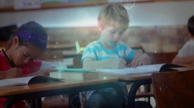 Öğretmenler yazma egzersizi yaparken çocuklar animasyon ilerleme çubukları ile sınıfta yazıyorlar. Öğrenim, eğitim, gençlik, işbirliği, odaklanma, konsantrasyon, akademik