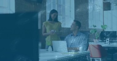 Kadın ofis işi için akıllı telefonu giriyor ve gösteriyor, erkek dönüyor, başını sallıyor, dizüstü bilgisayarda daktilo ediyor. İşbirliği, iletişim, modernlik, takım çalışması, üretkenlik, profesyonel, dijital