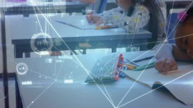 Dijital eğitim ağı, kız uykuya dalarken öğrencilerin yazı yazmasını sağlıyor. Sınıf, öğrenciler, dijital, teknoloji, öğrenme, eğitim, gençlik