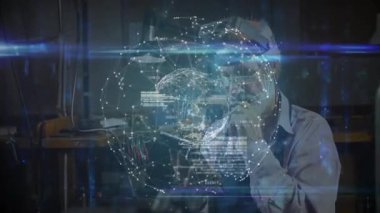 Kıdemli teknisyen bilgisayara güç veriyor ve veri akışlarıyla teknoloji laboratuvarında holografik dünyayı inceliyor. Gelecekçi, yenilikçi, teknoloji, dijital, arayüz, analitik, mühendislik