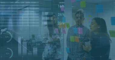 Pazarlama ekibi ofis notlarını inceliyor ve turta grafiklerini, dünya haritasını ve analiz için grafikleri aktifleştiriyor. İşbirliği, analitik, yenilik, şirket, beyin fırtınası, takım çalışması, veri görselleştirmesi