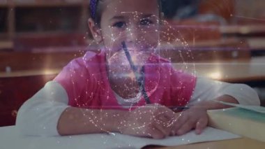 Kafasını eğip kağıda yazı yazan kız öğrenci çalışma masasının üstünde beliriyor. Eğitim, yenilik, fütüristik, odaklanma, konsantrasyon, sınıf, gençlik