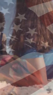 Amerika bayrağının animasyonu sahildeki çeşitli mutlu arkadaşlara karşı. Amerikan vatanseverliği, yaz ve çeşitlilik konsepti dijital olarak oluşturulmuş video.