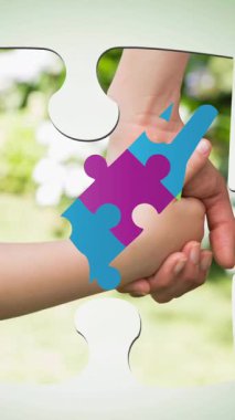 Anne ve çocuğu teslim eden renkli yapboz parçalarının animasyonu. otizm, öğrenme güçlüğü, destek ve farkındalık kavramı dijital olarak oluşturulmuş video