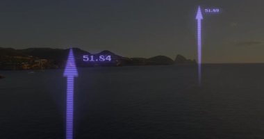 Alacakaranlık deniz manzarasının açılışı şeffaf mor okları vurguluyor, yükselen ve solan, veri eğilimlerini gösteriyor. Deniz manzarası, veri görselleştirme, soyut, hareket grafikleri, sükunet, grafik arayüzü, akşam