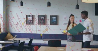 Meslektaşlar iş planlarını yeşil klasör sayfalarını çevirerek ve akıllı telefon verilerini paylaşarak başlatıyorlar. İşbirliği, takım çalışması, yenilik, modern çalışma alanı, profesyonel, iletişim, dijital