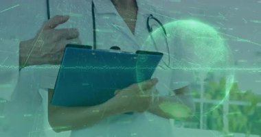 Kadın doktor muayenesi için tablet değiştiriyor. Klinikteki erkek meslektaşı jesti üzerine dalga boylarıyla. Tıbbi, teknoloji, yenilik, işbirliği, sağlık, fütürizm, dijital