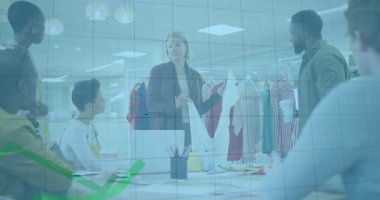 Yaratıcı yönetmen moda incelemesinde beyaz bluzu sunuyor. Yeşil ve siyah grafiklerin yükselişini gösteriyor. Moda, takım çalışması, sunum, analitik, tasarım stüdyosu, işbirliği, profesyonel