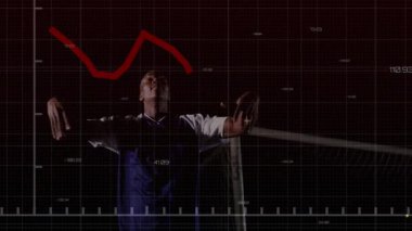 Futbolcu kırmızı analitik grafiğe gol ağı ızgarasında tepki veriyor, takım arkadaşı başlık yarışmasına atlıyor. Sporcu, antrenman, fütüristik, spor, dijital, rekabet, takım çalışması