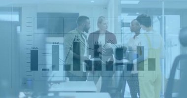 Tableti tıklatan adam, iş arkadaşlarının ortak görüş için iş verilerini incelerken gösterge panelini çalıştırıyor. İşbirliği, analitik, teknoloji, takım çalışması, iş dünyası, anlayış, modern