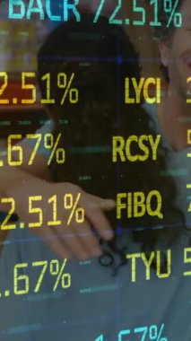 Depodaki insanlar üzerinde finansal veri işleme animasyonu. küresel taşımacılık, iş ve finans kavramı dijital olarak oluşturulmuş video.