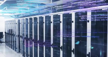 Beyaz sunucularda gezinen ve canlı veri akışını simüle eden kamera için kod soluyor. Teknoloji, siber güvenlik, ağ, veri, dijital, altyapı, yenilik