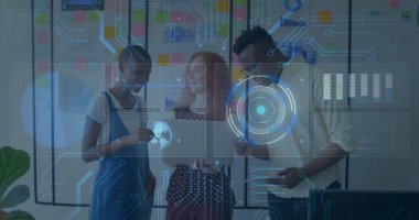 Stylus 'u, laptop' u ve tableti, yapışkan notlarla birlikte ofis cam bölmesinde tutan beyin fırtınası grubu. İşbirliği, yenilik, dijital, çalışma alanı, teknoloji, takım çalışması, yaratıcı