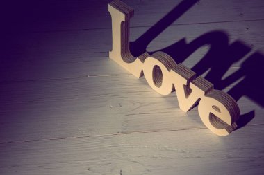 Ahşap döşemede kelime sevgisi tasviri