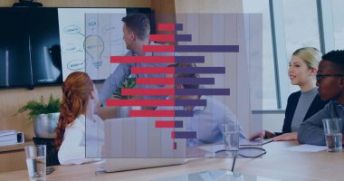 Toplantı odasındaki konferans masasının etrafında çizilmiş diyagram ve dizüstü bilgisayarlarla iş birliği yapan iş adamları. İşbirliği, takım çalışması, yenilik, modern, beyin fırtınası, profesyonel, kentsel