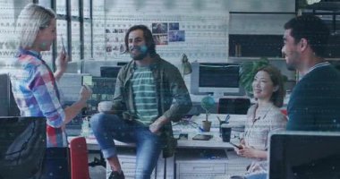 Kadın valiziyle ofise giriyor. Animasyon çizelgesiyle iş görüşmesi için belge sunuyor. İşbirliği, takım çalışması, profesyonel, başlangıç, modern, sunum, iletişim