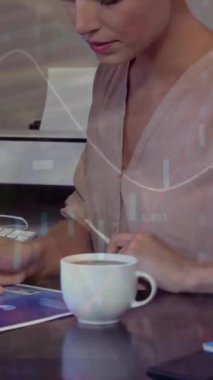 Tablet kullanan çeşitli iş adamlarının finansal veri işleme animasyonları. Küresel iş, bağlantılar, hesaplama ve veri işleme kavramı dijital olarak oluşturulmuş video.