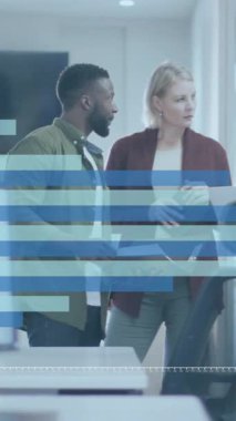 Ofisteki çeşitli iş adamları üzerinde finansal veri işleme animasyonu. Küresel finans, iş, bağlantılar, hesaplama ve veri işleme kavramı dijital olarak oluşturulmuş video.