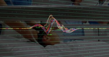 Terapist kafa derisine masaj yapıyor ve muayene odasında hemşire izlerken tıbbi dalga boyunu değiştiriyor. Nöroterapi, alternatif tıp, rahatlama, klinik, bütünsel, tanı, sağlık