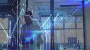 Bilgi incelemesi için akıllı telefonları dinlemek, koridorda yüzen çizelgeleri canlandırmak. İş, teknoloji, yenilik, veri, analitik, şirket, dijital